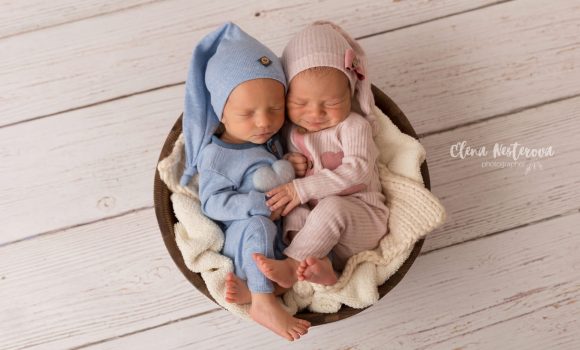 фотосъемка новорожденных двойняшек