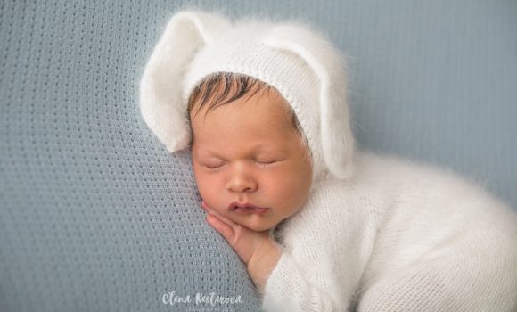 фотосессия новорожденного мальчика в костюмчике