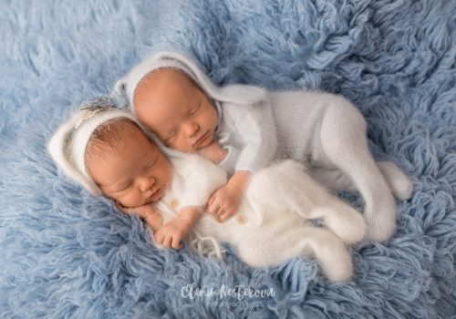 профессиональная фотосъемка новорожденных двойняшек