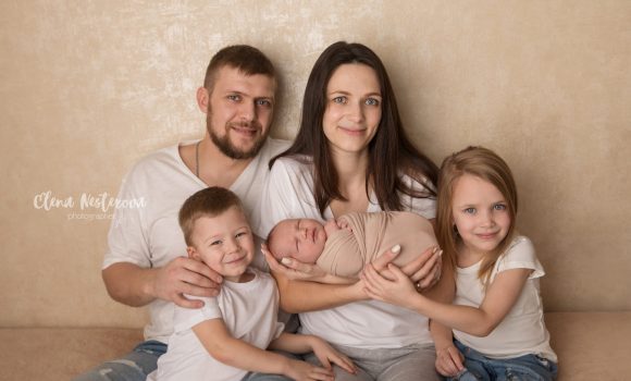 семейная фотосессия с новорожденным в домашних условиях