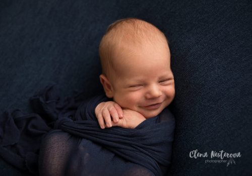 фотосессия новорожденного мальчика в обмотке
