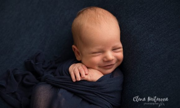фотосессия новорожденного мальчика в обмотке