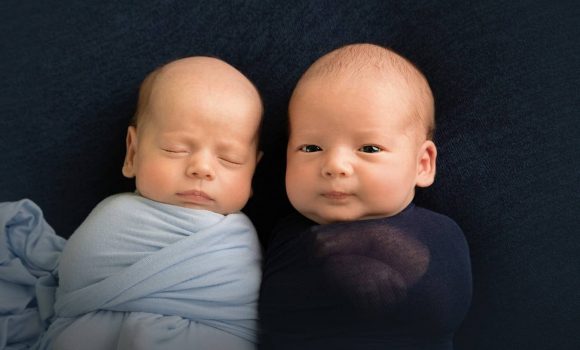 профессиональная фотосессия новорожденных двойняшек дома