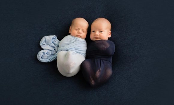 семейная фотосессия новорожденных двойняшек