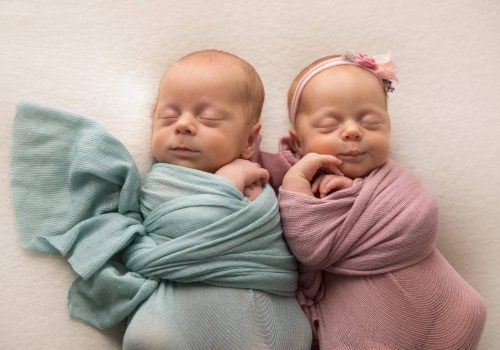 профессиональная фотосъемка новорожденных двойняшек СПб