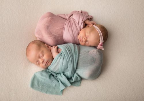 фотосессия новорожденных двойняшек в обмотке