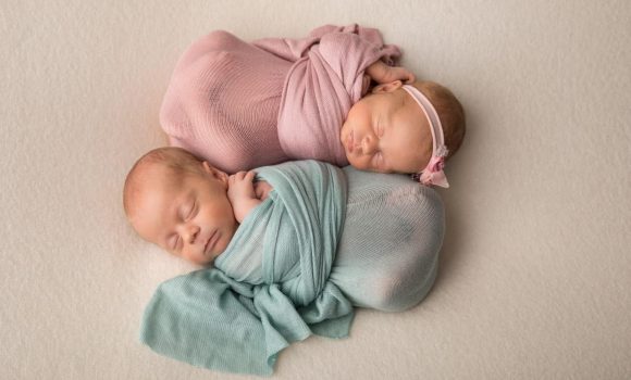 фотосессия новорожденных двойняшек в обмотке