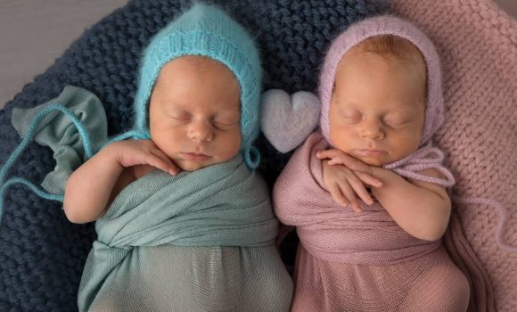 профессиональные фото новорожденных двойняшек