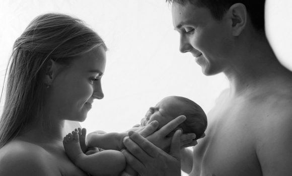 профессиональная фотосессия новорожденных с родителями